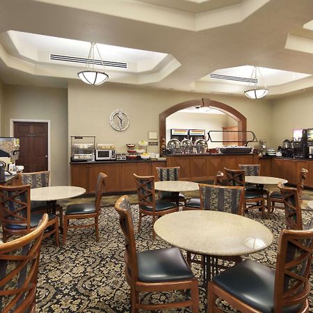 Ramada By Wyndham Olympia Exterior foto The dining room at the airport