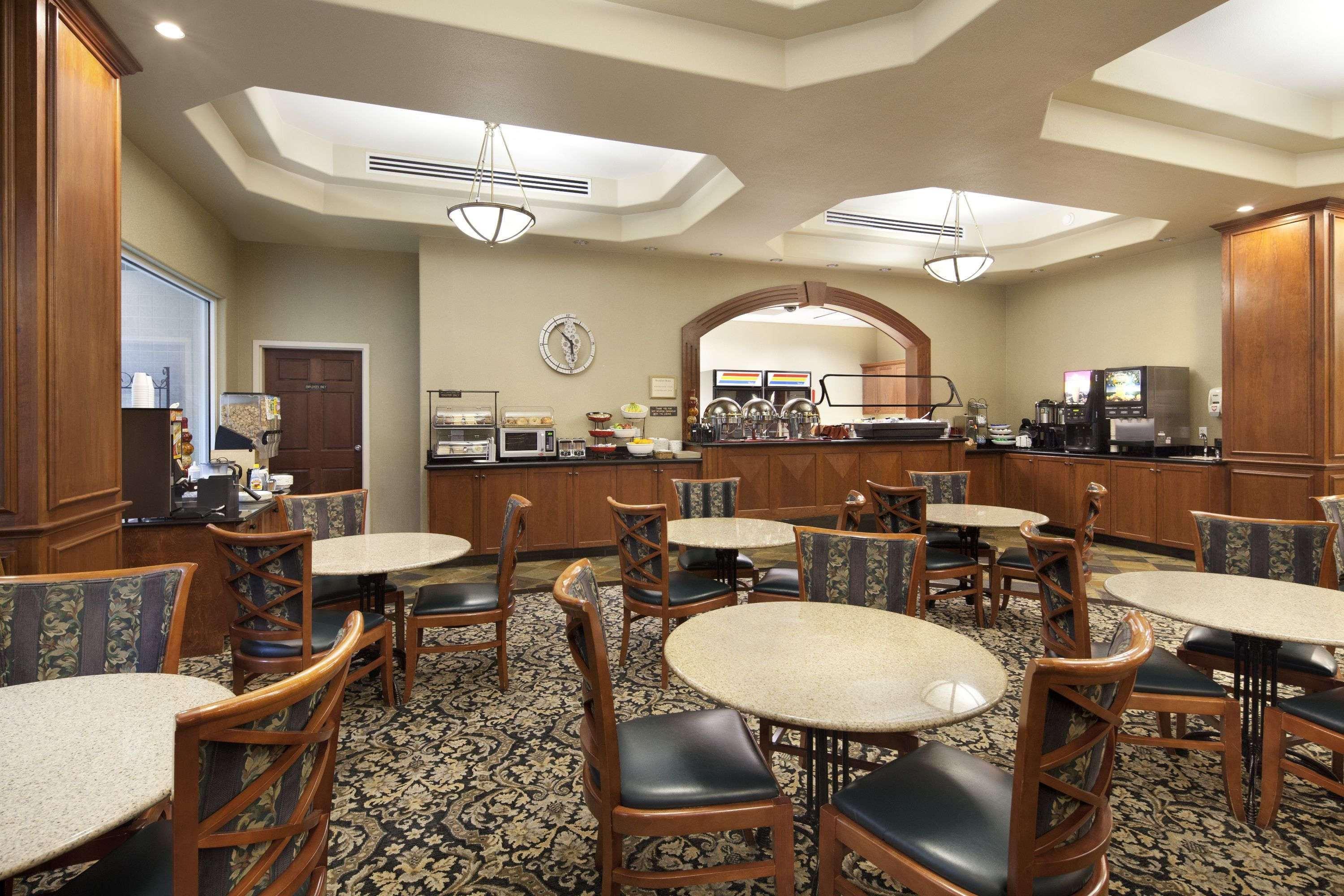 Ramada By Wyndham Olympia Exterior foto The dining room at the airport