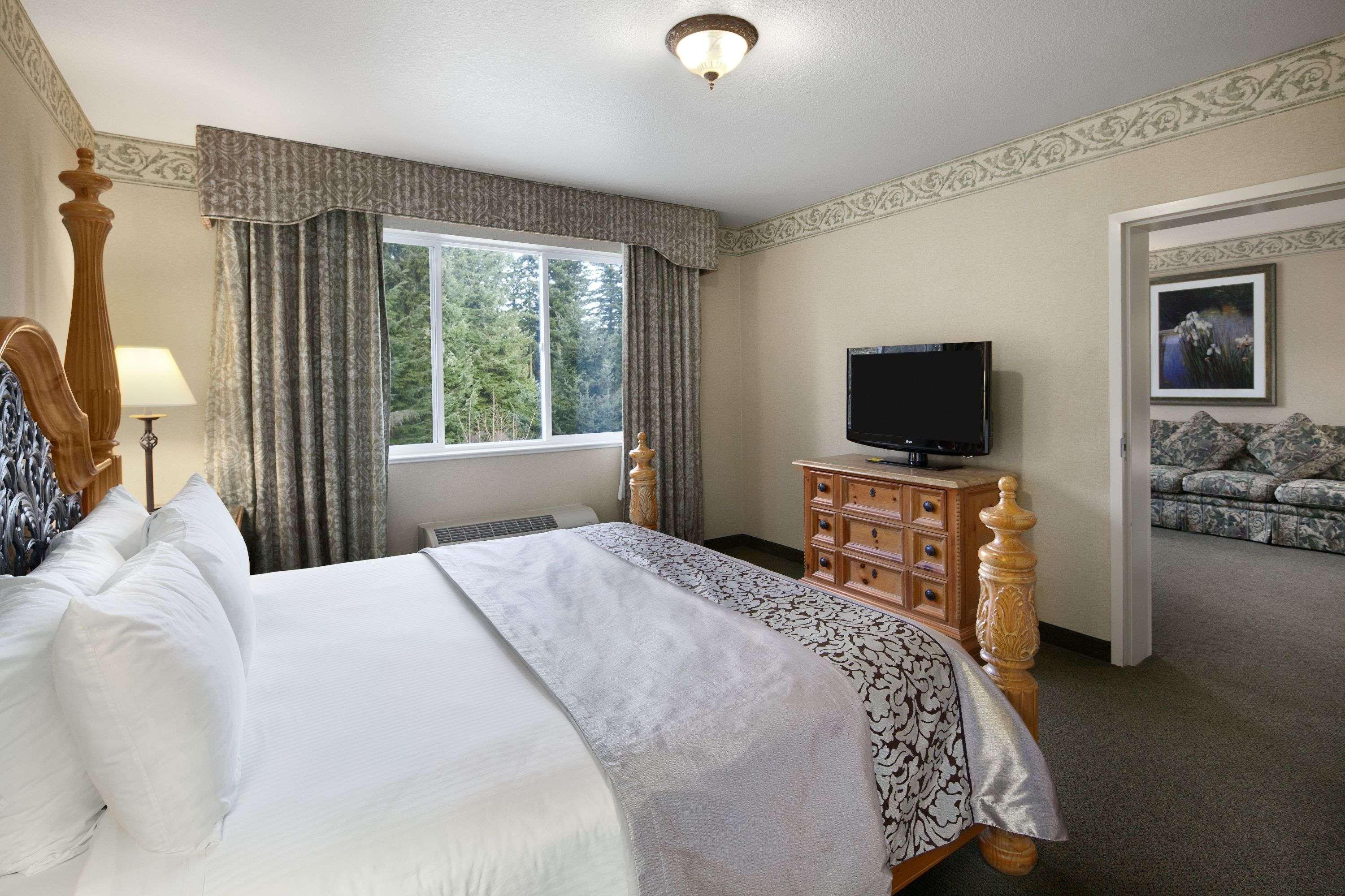 Ramada By Wyndham Olympia Exterior foto A bedroom at the Lodge at the Coeur d'Alene Resort