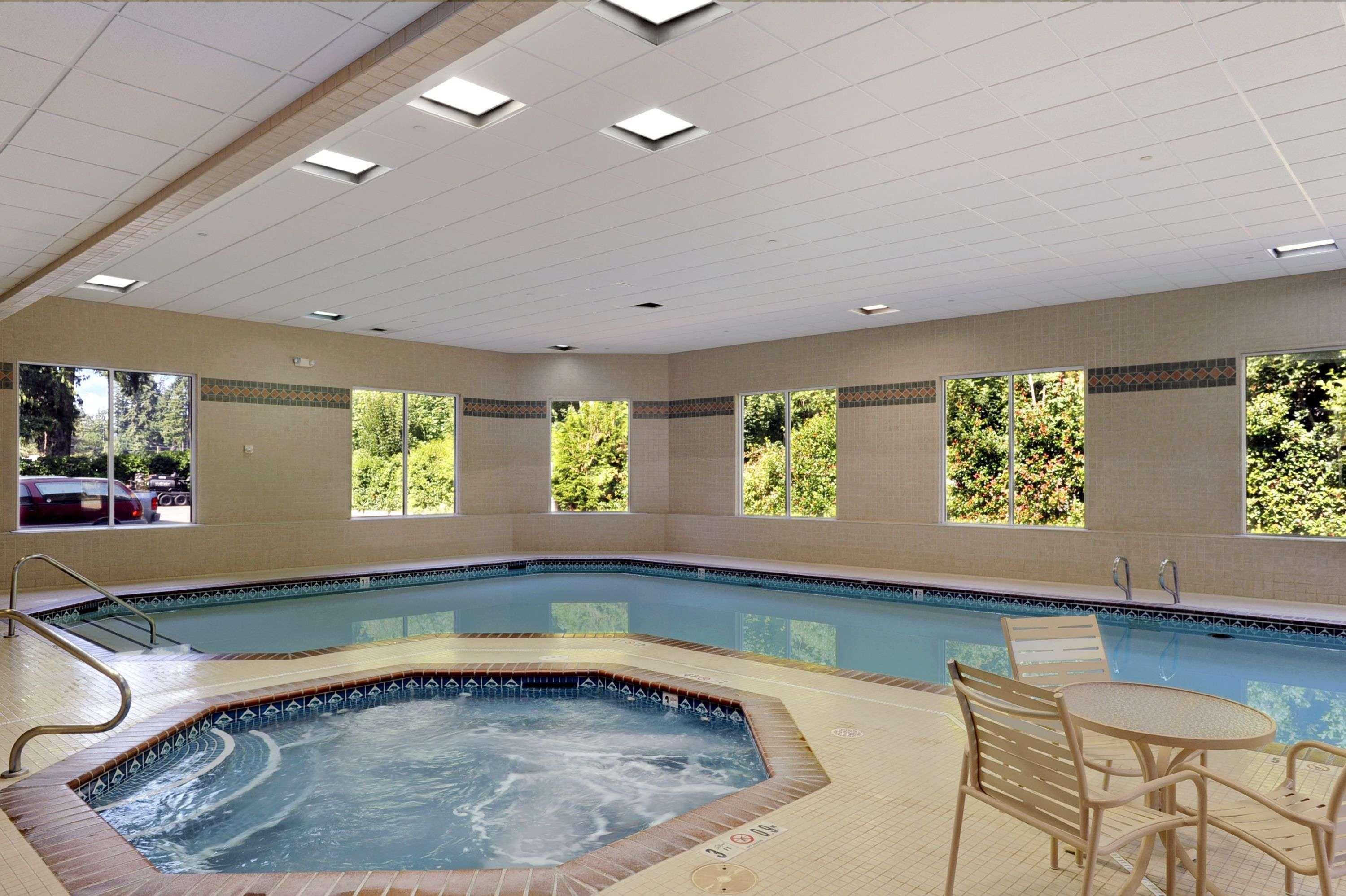 Ramada By Wyndham Olympia Facilidades foto A pool with a spa