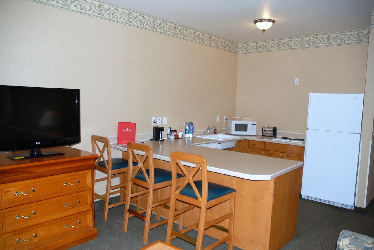 Ramada By Wyndham Olympia Quarto foto A typical kitchen in a typical hotel room