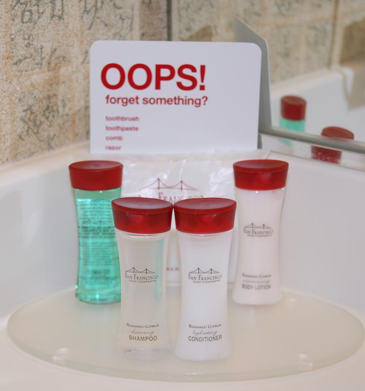 Ramada By Wyndham Olympia Exterior foto The Body Shop toiletries