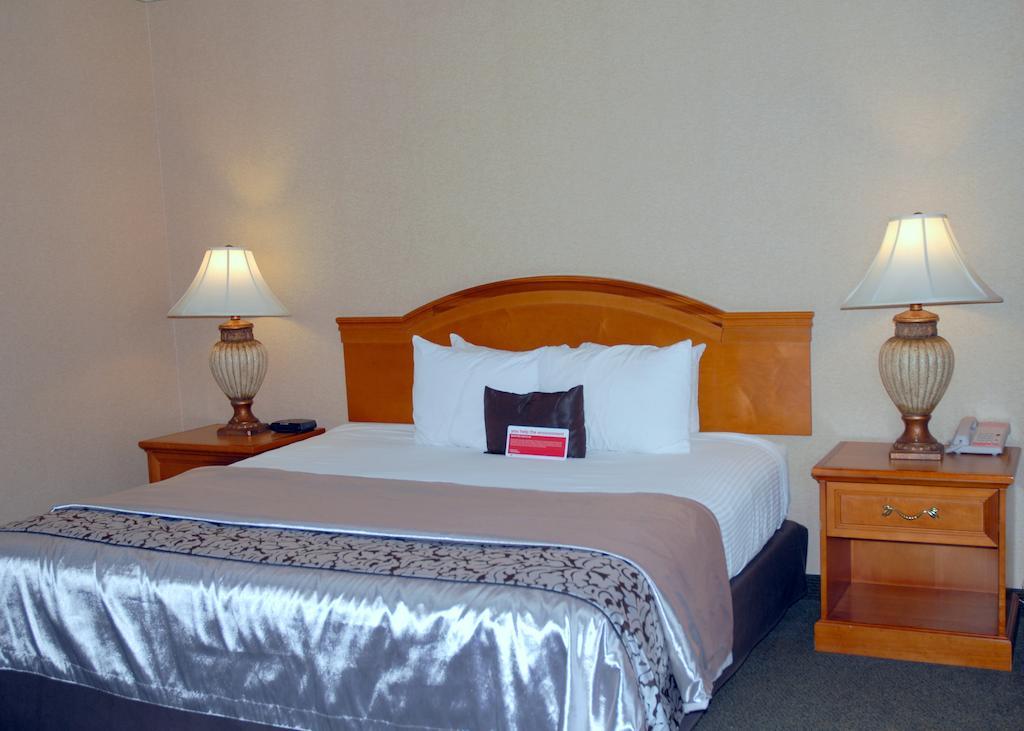 Ramada By Wyndham Olympia Quarto foto A bed